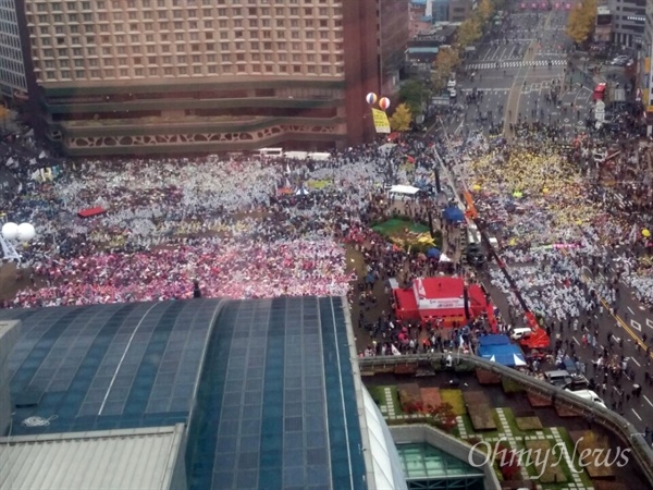  14일 오후 3시 30분께, 11.14 민중 총궐기를 위해 시민들이 집결하고 있다. 사진은 시청 주변의 정경.