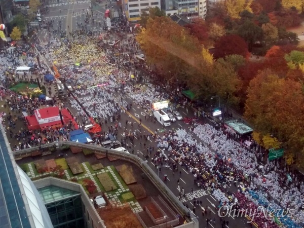 14일 오후 3시 30분께, 11.14 민중 총궐기를 위해 시민들이 집결하고 있다. 사진은 시청 주변의 정경.