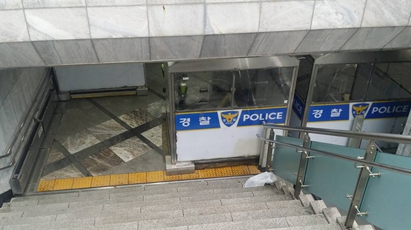 14일 오후 3시께, 페이스북 'Jung-gu Jo'씨의 제보. "광화문 안쪽에 방금 막 도착했습니다만, 곧이어 지하철 출입구를 막아설 참인지 출구마다 차단벽이 배치되어 있습니다"라고 서울 광화문 광장 인근 '11.14 민중 총궐기 대회' 상황을 설명했다.