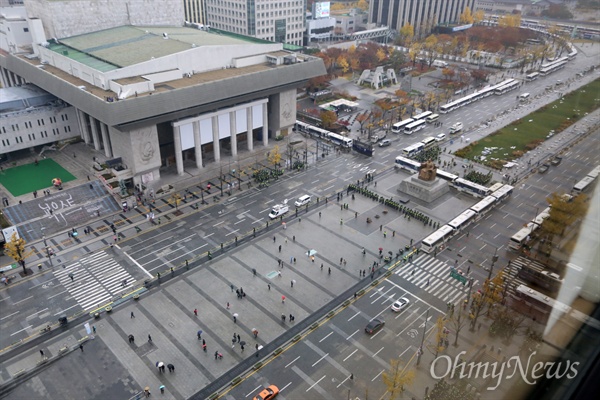 광화문광장까지 '삼중차벽' 민주노총 등 53개 노동·농민·시민사회단체로 이뤄진 '민중총궐기 투쟁본부'가 박근혜 정부를 규탄하는 '민중총궐기 대회'를 열기로 한 14일 오후 광화문광장 세종대왕상 앞에 경찰이 세운 차벽이 설치돼 있다. 서울광장에서 광화문광장으로 향하는 대회 참가자들을 막고 있는 세종로네거리 이중차벽을 포함하면 광화문광장까지 삼중차벽이 둘러쳐진 셈이다. 오후4시 현재 광화문광장은 휑하니 비어 있다.