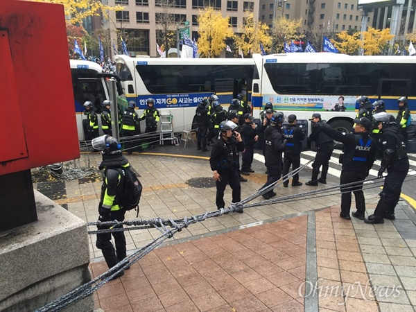 14일 오후 4시께, 서울 코리아나호텔 앞 공원 도로원표 기둥에 경찰들이 차벽을 고정하기 위한 밧줄 묶어 놓았다. '11.14 민중 총궐기' 대회를 저지하기 위해 경찰도 총력전에 나선 모양새이다.