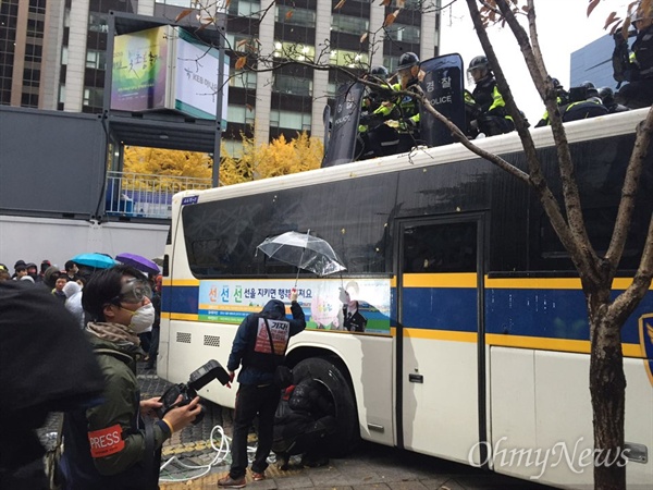 14일 오후 4시 30분께, 서울 청계광장 상황. 경찰과 집회 참가자들 사이의 충돌이 격화되고 있는 가운데, 경찰이 페트병에 캡사이신을 담아 뿌리고 있다.