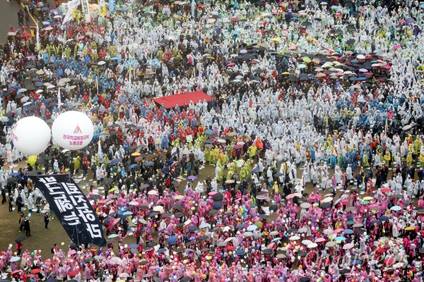 14일 오후 서울 서울시청 광장과 남대문 앞에서 열린 전국노동자대회 및 농민대회에 참석한 노동자와 농민들이 박근혜 정권을 규탄하고 있다.