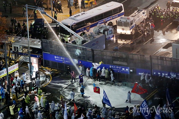  14일 오후 서울 광화문에서 열린 민중총궐기 대회에서 경찰이 참가자들에게 물대포를 쏘고 있다. '민중총궐기 대회'는 민주노총 등 53개 노동·농민·시민사회단체로 이뤄진 '민중총궐기 투쟁본부'가 세월호 참사, 역사교과서 국정화, 언론장악, 철도-의료-교육민영화, 노동개악 등 박근혜 정부를 규탄하며 개최한 대회다.