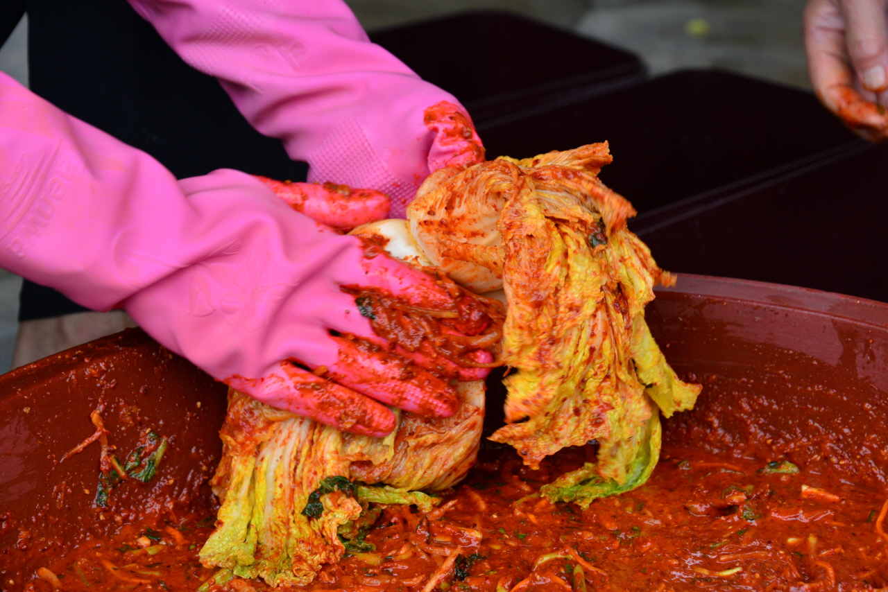 양념을 골고루 묻혀 김치를 비비는 친구의 손 맛