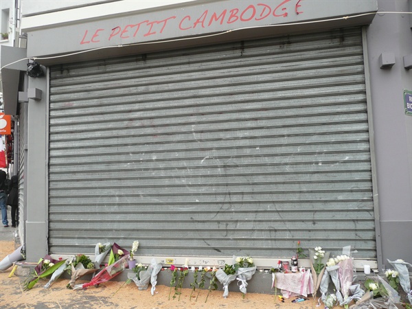테러가 일어난 프랑스 파리의 캄보디아 식당 앞에 놓인 꽃들