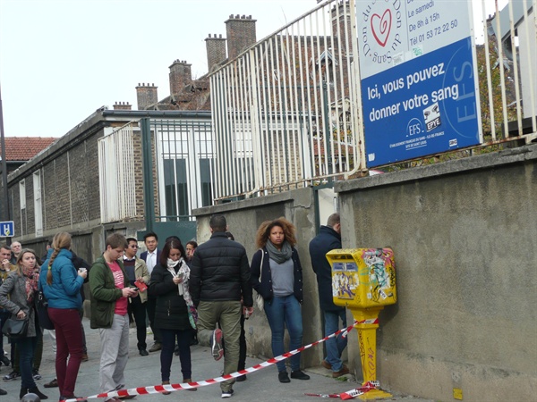 파리 테러 후 병원 앞에서 헌혈을 위해 줄서 있는 프랑스인들. 
