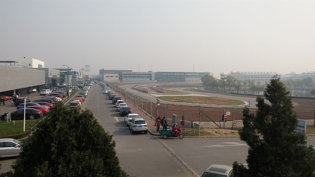 베이징 동북부 셰다오에 있는 자동차 브랜드들의 주행시험장을 갖춘 고급차 매장. 성장하던 자동차 시장도 주춤하고 있다. 