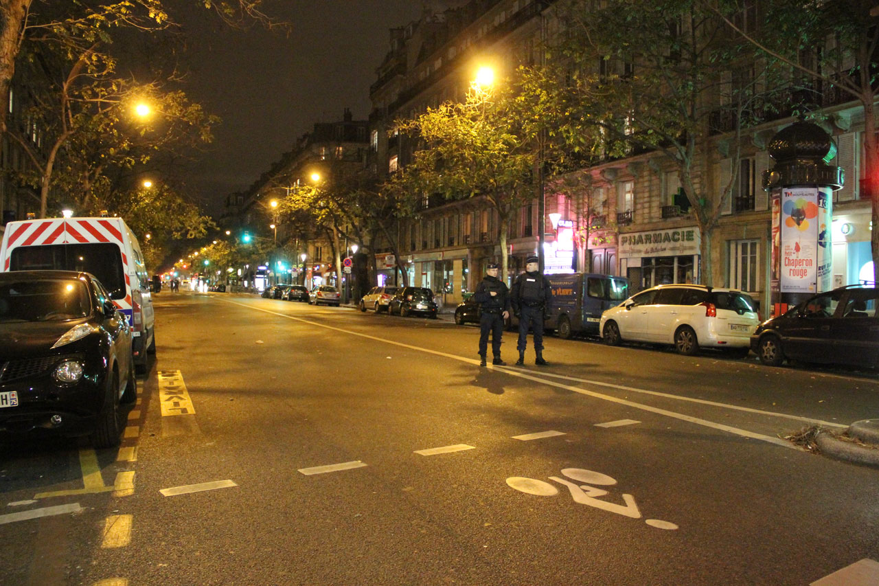 볼테르 가(boulevard) 50번지 주위는 출입통제 구역이 되어있다.