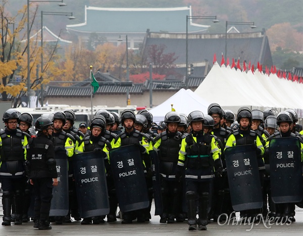 민중총궐기 대회가 열리는 14일 오전 청와대가 보이는 광화문광장에서 헬멧, 방패, 방호복을 착용한 경찰들이 경비를 하고 있다.