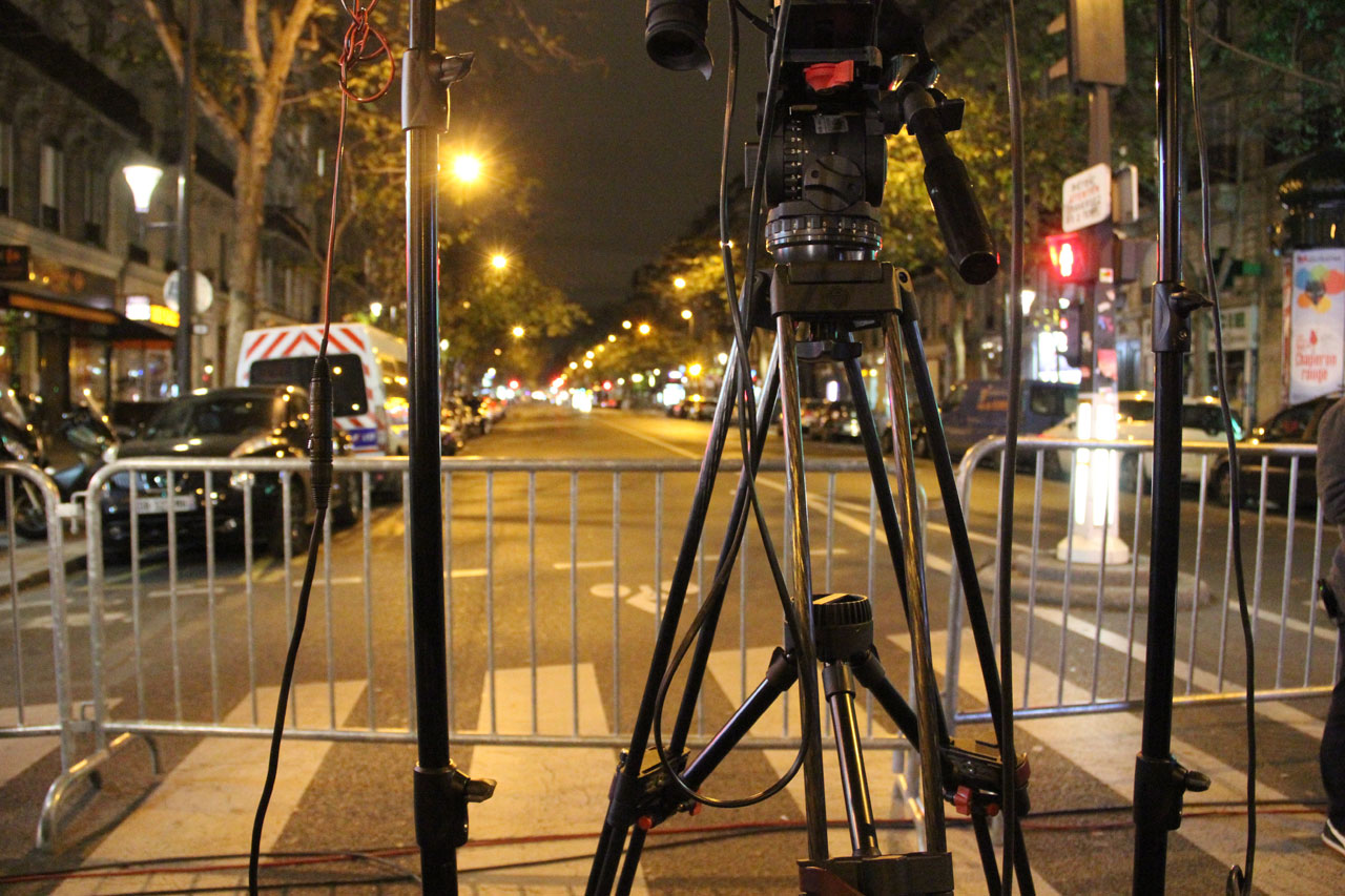 볼테르가 주변에 쳐진 바리케이드 앞에 기자들이 생방송을 준비하고있다. 