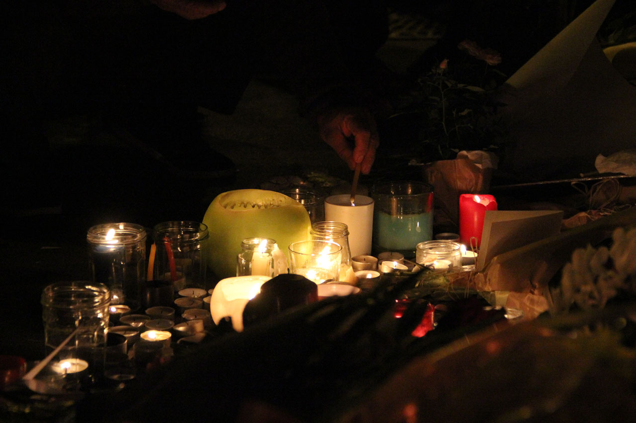 샤론느 길 테러 희생자들의 명복을 빌며 놓여진 촛불들.