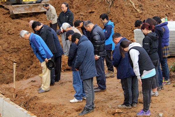 일부 희생자 유가족과  '한국전쟁기 민간인학살 유해발굴 공동 조사단(아래 유해발굴단, 단장 박선주 충북대 명예교수)이 유해 시굴조사 전에 개최한 개토제에서 희생자들의 명복을 빌고 있다.
