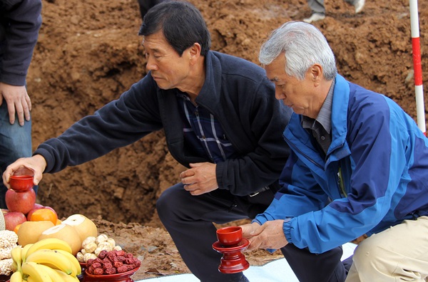 지난해 11월, 홍성지역  희생자  유가족인 이종민(왼쪽)씨와 최홍이씨가 유해매장 시굴조사 에 앞서 제를 올리고 있다. 두 사람은 6.25전쟁 당시 군경에 의해 각각 아버지가 희생됐지만 아직까지 유해를 찾지 못했다.  