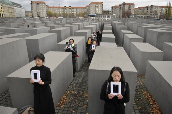 베를린 유대인 홀로코스트 메모리얼인 '기억의 벌판' 속을 한참을 걸었다
