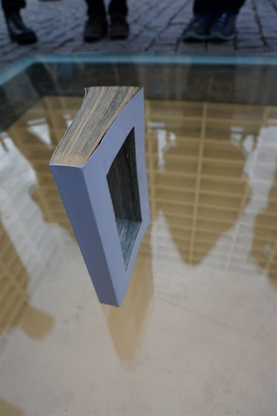 나치 정권이 국민들의 책을 불태운 사건인 '베를린 분서'의 기념비 위에 내용이 도려내진 책을 놓아보았다.