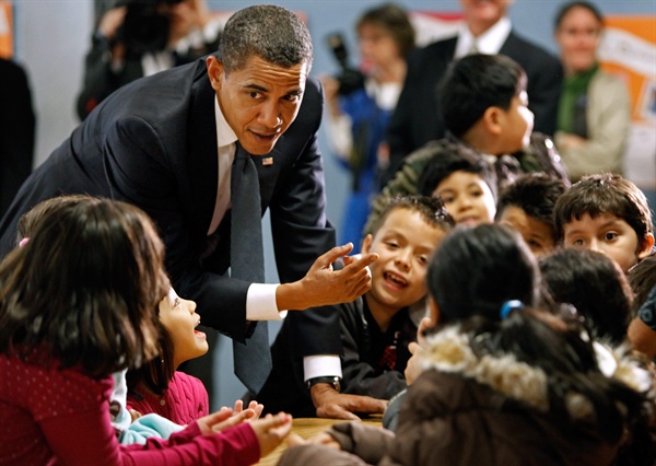오바마 미국 대통령이 지난 2009년 10월 19일 메릴랜드의 한 도시 초등학교를 방문, 학생들과 이야기를 나누고 있다. 