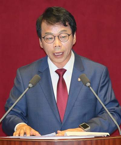  새누리당 이완영(경북 고령성주칠곡) 의원이 지난 10월 13일 국회 본회의에서 진행된 정치분야 대정부질문에서 질의하고 있다. 