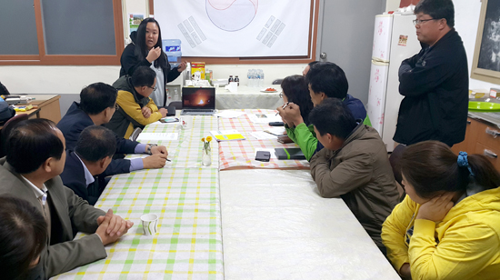  삼신아파트주민자치협의회 임원들이 예산NGO센터에서 불길과 연기가 치솟는 폐리튬전지 폭발현장 영상을 보여주며 당시 상황을 설명하고 있다.