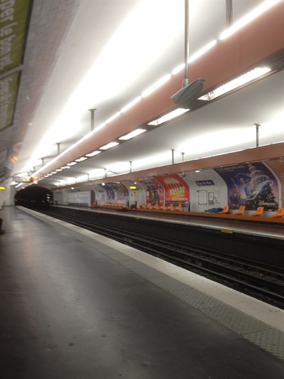 일요일 지하철 12호선 Rue du Bac역. 몇 몇 노숙자만이 보인다. 이렇게 텅 빈 일요일의 파리 지하철을 본 적이 없다.
