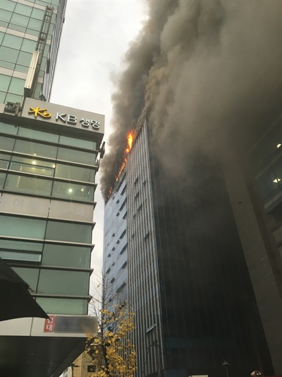 16일 오후 서울 강남구 역삼동에 위치한 신축 공사장에 화재가 발생, 연기가 피어오르고 있다. 