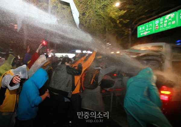 물대포를 조종하는 경찰은 구급차 안으로 들것이 들어가 버리면 목표물을 놓친다고 생각했는지 구급차의 열린 뒷문을 정확히 조준해서 물줄기를 쏘았다. 사람들과 요원들이 몸으로 막지 않았다면 그 환자는 팔뿐 아니라 다른 곳도 부러졌을 것이다.