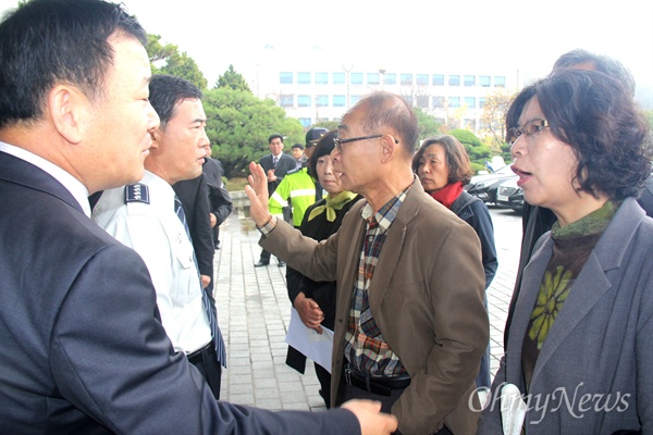  경찰이 지난 14일 서울 광화문에서 열린 민중총궐기 집회를 진압하는 과정에서 한 농민이 사경을 헤매고 있다. 민중총궐기 경남준비위는 17일 오전 경남지방경찰청 앞에서 기자회견을 열어 경찰을 규탄했다. 김영만 6.15경남본부 대표 등이 항의서한을 전달하기 위해 경남지방경찰청 안으로 들어가려고 하자 경남지방경찰청 전병헌 경무과장이 마당에 나와 실랑이가 벌어졌다.