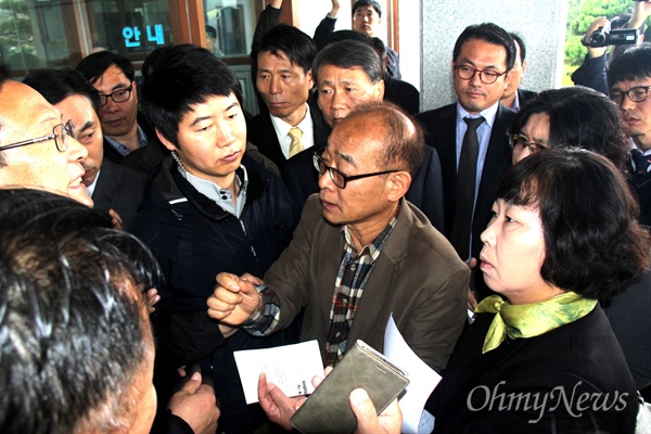  경찰이 지난 14일 서울 광화문에서 열린 민중총궐기 집회를 진압하는 과정에서 한 농민이 사경을 헤매고 있다. 민중총궐기 경남준비위는 17일 오전 경남지방경찰청 앞에서 기자회견을 열어 경찰을 규탄했다. 김영만 6.15경남본부 대표 등이 항의서한을 전달하기 위해 경남지방경찰청 안으로 들어가려고 하자 경찰관들이 현관 앞에서 막으면서 잠시 실랑이가 벌어졌다.