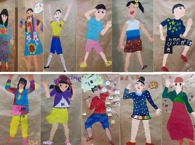 2015 남북코리아와 일본의 친구 그림전에 전시되어 있는 아이들의 전신그림 모음. 입은 옷은 각기 다르지만 모두다 환하게 웃고 있다.