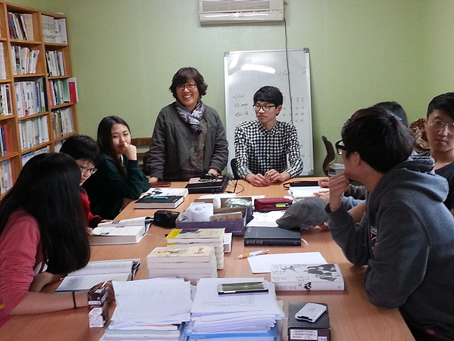  주말을 맞아 명혜정 교사 댁으로 찾아온 바둑고등학교 학생들과 토론 수업 중이다.  