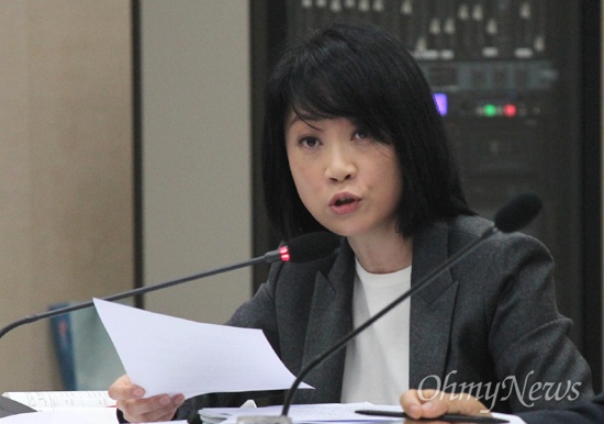 새정치민주연합 전진영 부산시의원이 17일 시의회에서 열린 부산시에 대한 행정사무감사에서 발언하고 있다.
