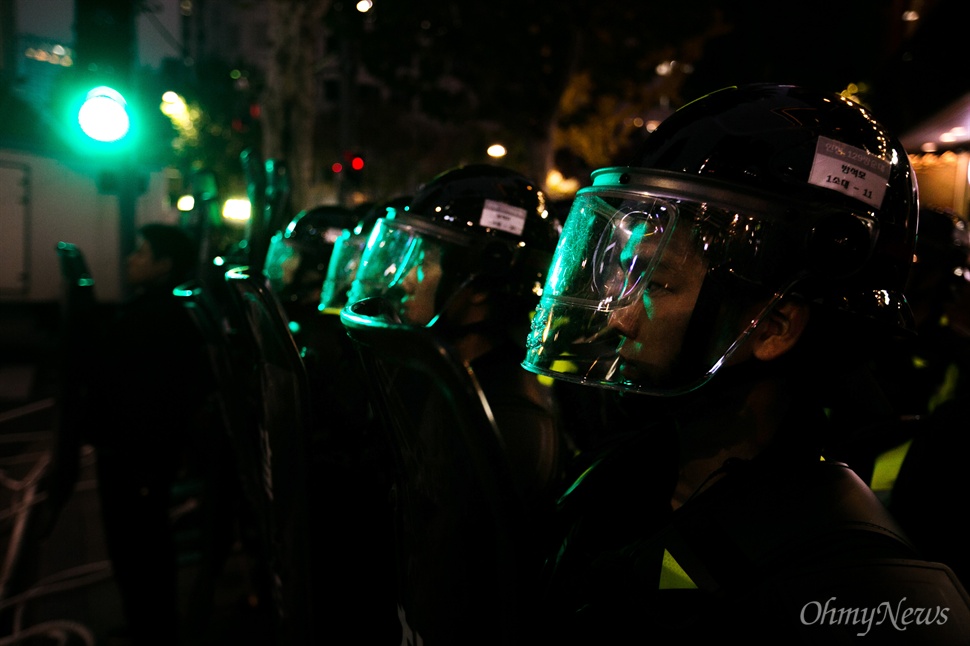 민중총궐기대회가 열린 14일 오후 서울 종로구청 앞 사거리에 있는 경찰들의 모습.