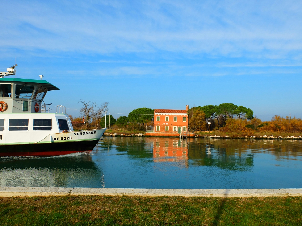 그림 같은 운하를 지나가는 수상 버스인 바포레토. 그 이름도 베네치아 화파의 거장, 베로네세입니다. 저 하늘과 저 운하와 저 건물이 베네치아 화파의 색채의 근원입니다. 