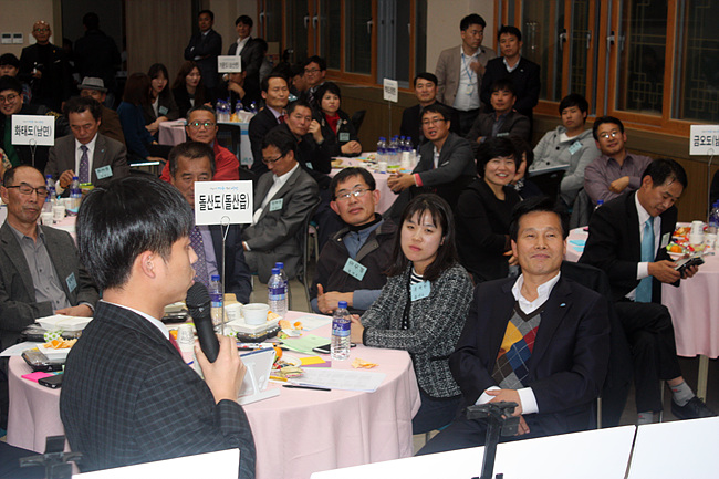  팀 대표로 나선 고등학생의 발표에 귀기울이는 주철현 여수시장과 시민들