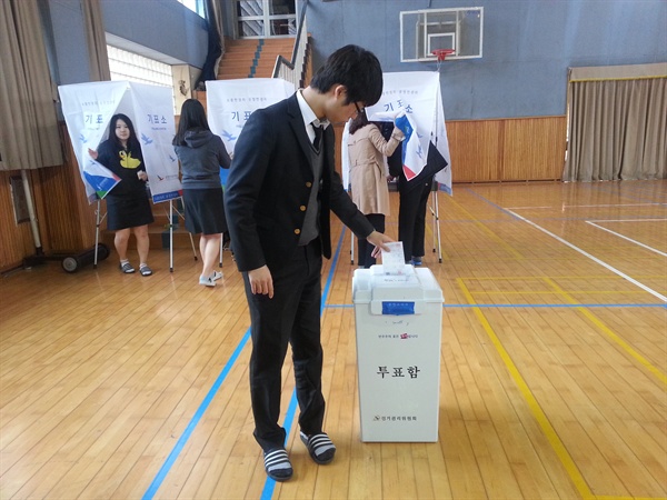 경남선거관리위원회는 18일 창원 용호고등학교에서 수능 시험을 마친 고3 학생을 대상으로 '새내기 유권자 교육'을 실시했다.
