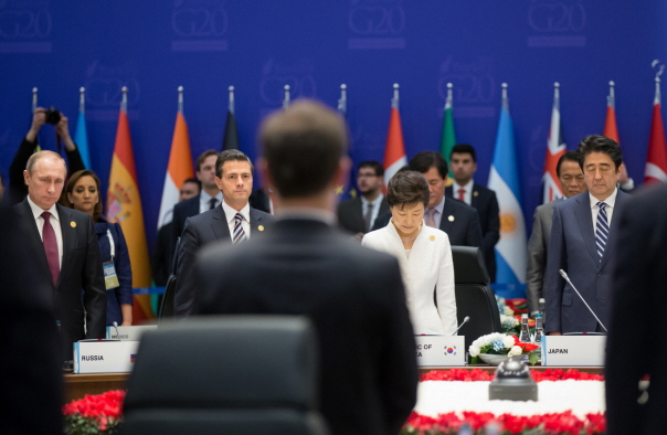 박근혜 대통령을 비롯한 G20 정상회의에 참석한 각국 정상들이 지난 11월 15일(현지시간) 오후 G20 정상회의가 열리는 안탈리아 레그넘 호텔에서 정상회의 전 파리 테러 희생자들을 추모하는 묵념을 하고 있다.