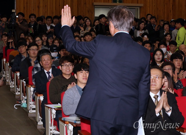 새정치민주연합 문재인 대표가 지난해 11월 18일 광주 동구 조선대를 방문해 특강에 앞서 대학생들에게 인사하고 있다.