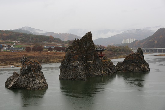 비가 내리는 가운데 도담삼봉 세 꼭대기에 때마침 큰 새가 한 마리씩 앉아있어 정취를 더했다.