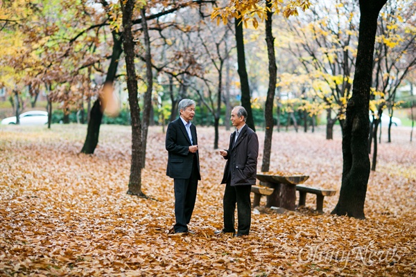 김윤상 교수(오른쪽)와 이정우 교수는 1960년대 중고교 시절부터 서로 알고 지낸 '50년 지기'다 
