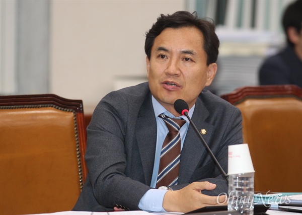 2015년 11월 19일, 김수남 검찰총장 인사청문회 당시 김진태 새누리당 의원 모습.
