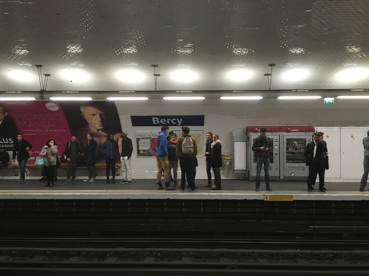 지하철역 지하철역마다 무장한 경찰들이 경계를 서고, 시민들도 구내방송에 귀를 기울이며 방송의 지시에 따라 움직인다.
