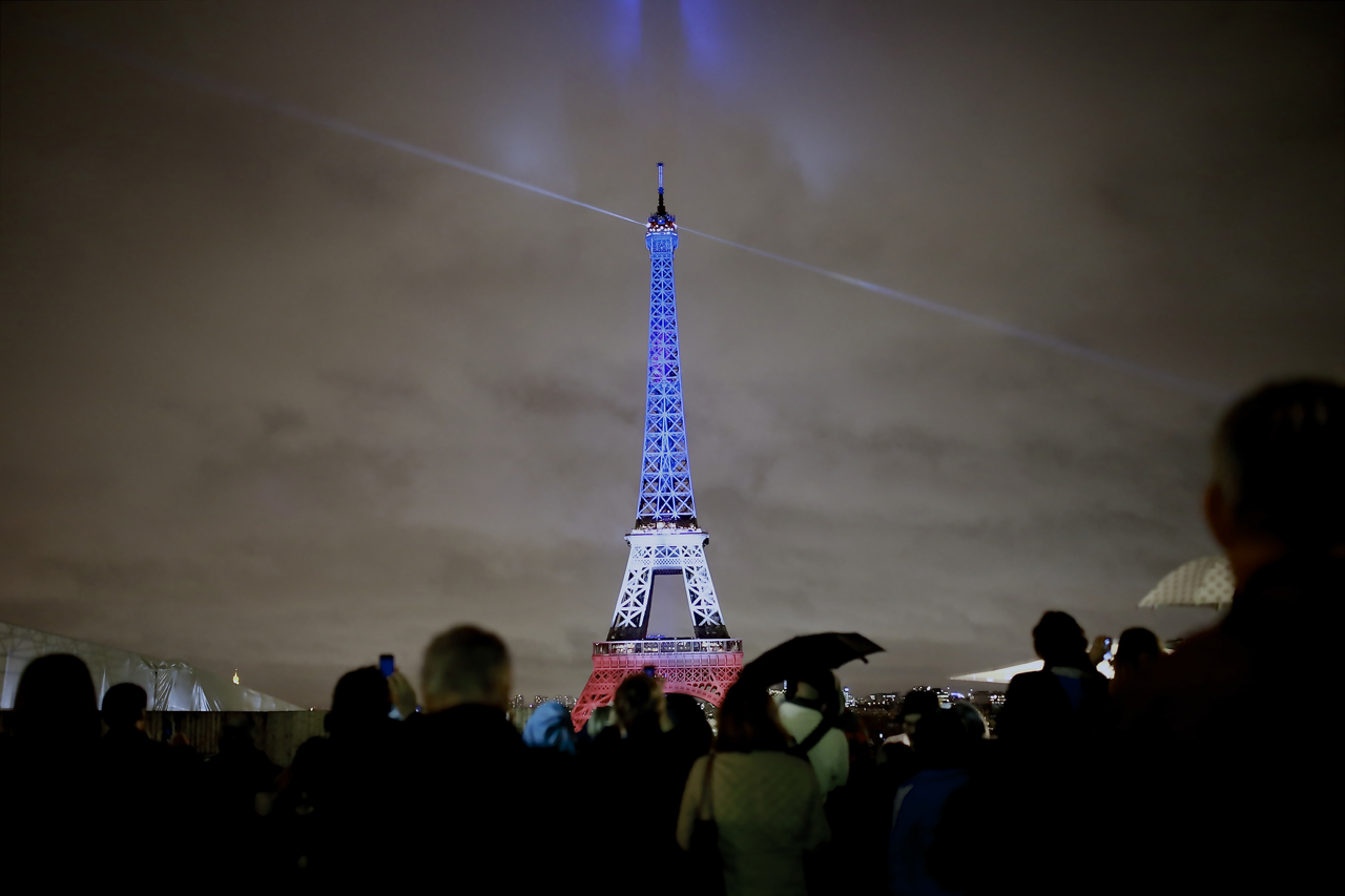 에펠탑 18일 저녁 7시, 테러로 희생된 이들을 위한 추모를 위해 잠시 불이 밝혀졌다. 화려한 조명으로 아름답던 에펠탑은 잠시 추모의 시간 외에는 조명을 밝히지 않았다.