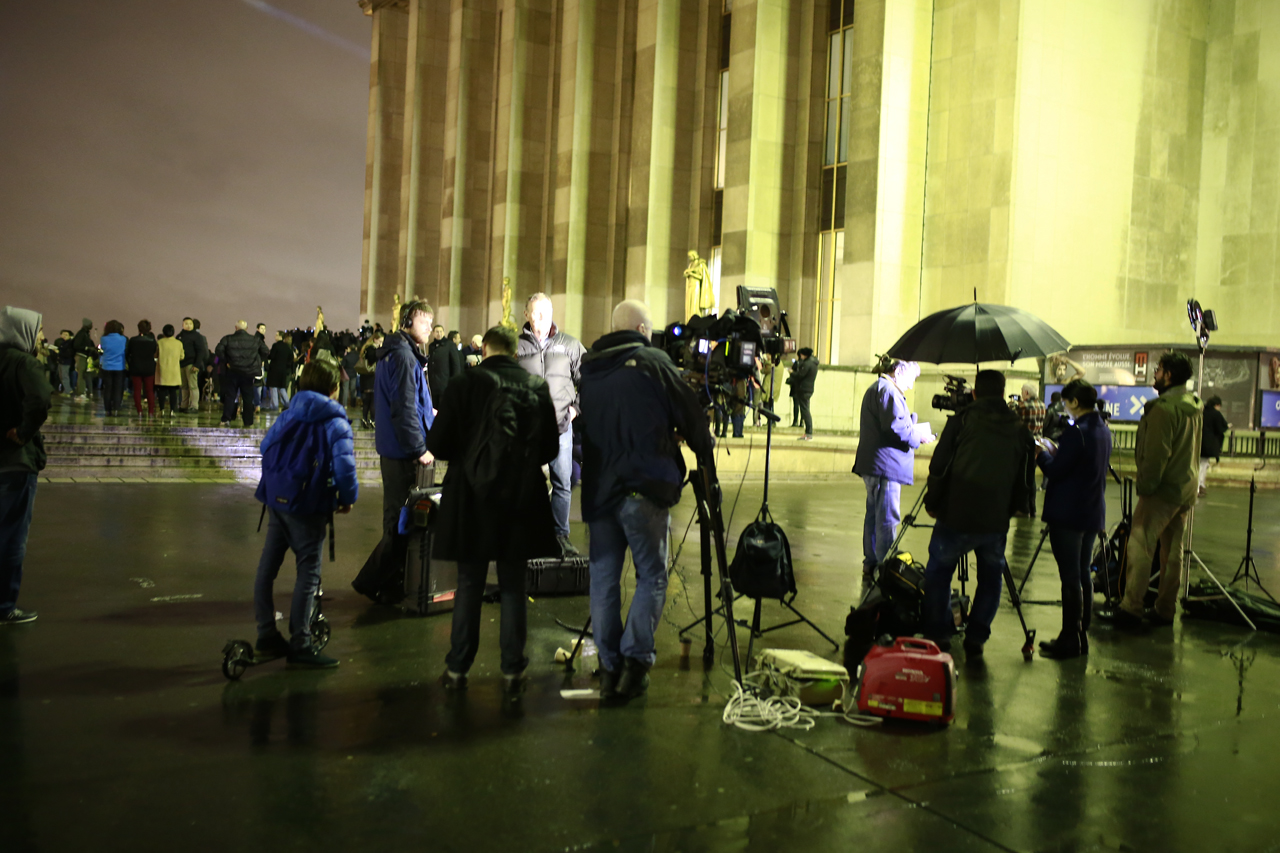 파리테러 파리테러이후를 취재하기 위한 취재진들의 경쟁(에펠탑 광장)