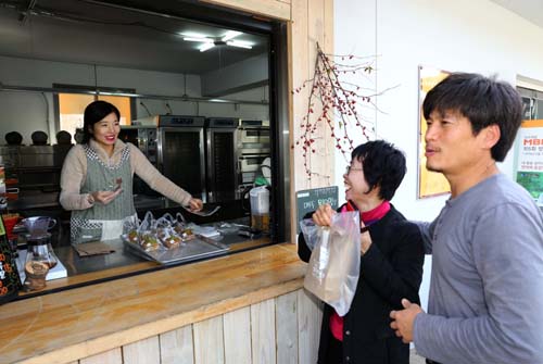 서울에서 왔다는 한 아주머니가 '누룩꽃이 핀다'의 빵을 사려다가 다 팔리고 없다는 말을 듣고 환하게 웃고 있다. 지난 11일 낮이었다.