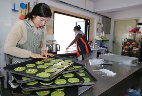 조유성 씨의 여동생 은하 씨가 쿠키를 만들고 있다. 은하 씨는 서울에서 살다가 최근 내려와 오빠의 일을 돕고 있다.