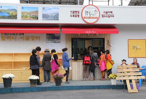 누룩꽃빵과 과자를 사려고 '누룩꽃이 핀다'를 찾은 여행객들. 지난 11일의 모습이다.