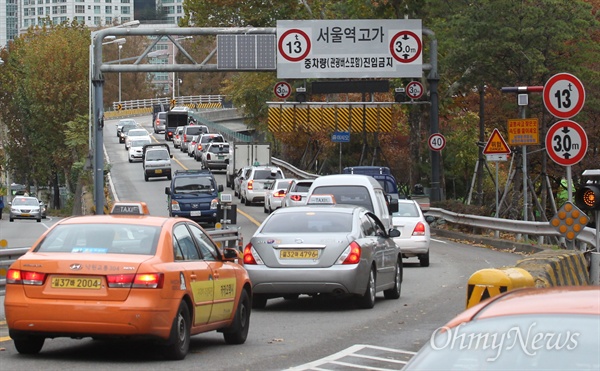 서울시가 다음달 13일 0시 서울역고가를 폐쇄하겠다고 발표했다.
