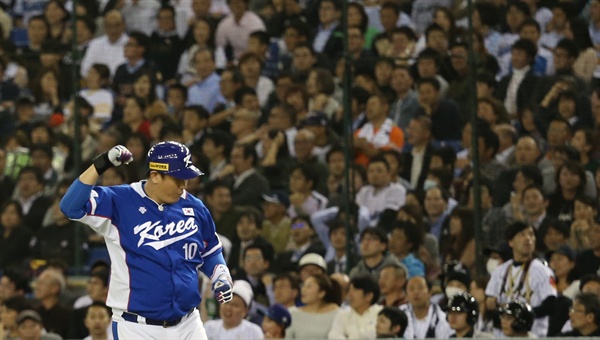  지난 19일 오후 일본 도쿄돔 구장에서 열린 2015 세계야구소프트볼연맹(WBSC) 프리미어12 대회 준결승전 대한민국과 일본의 경기. 9회 초 무사 만루 때 대한민국 이대호가 2타점 역전 적시타를 친 뒤 주먹을 들며 기뻐하고 있다.