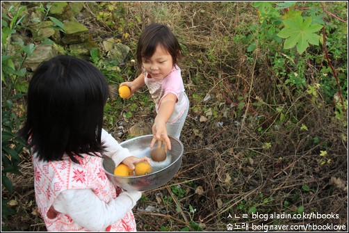 서로 아끼면서 노는 아이들을 바라보면서, 사랑이란 멀리 있지 않고 늘 우리 곁에 있네 하고 새삼스레 되새깁니다.