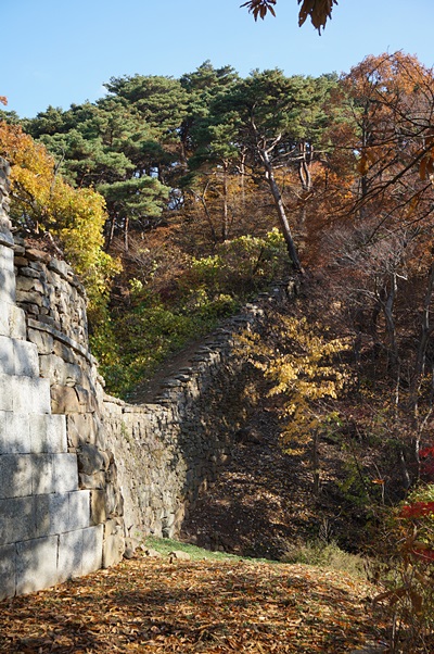  전등사가 있는 정족산성은 단군이 세 아들에게 성을 쌓게 하여 삼랑성이라고도 불린다.
